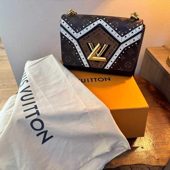 Louis Vuitton Limited edition Twist monogram Geometric Shoulder-cross body Bag. - Picture 2 of 16
